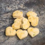 Sachet de friandises pour chien au poisson blanc, carotte, basilic et graines de chia – Image 3