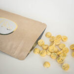 Sachet de friandises pour petit chien au poisson blanc, carotte, basilic et graines de chia