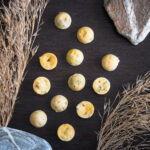 Sachet de friandises pour petit chien au poisson blanc, carotte, basilic et graines de chia – Image 2